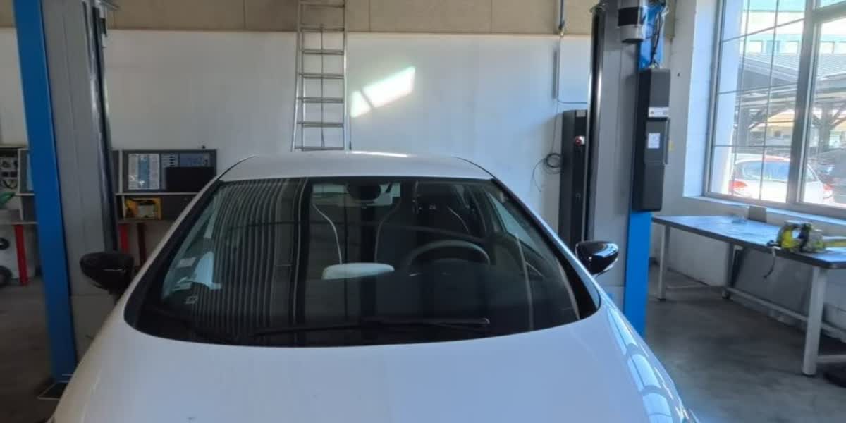 Renault ZOE de face dans un atelier de maintenance, vue extraite d'un panorama 360°